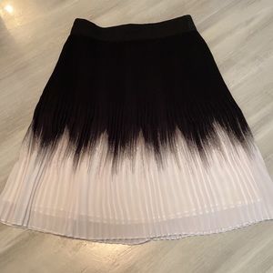 WHBM Skirt Womens 00 Black and White Ombre Pleated NWOT